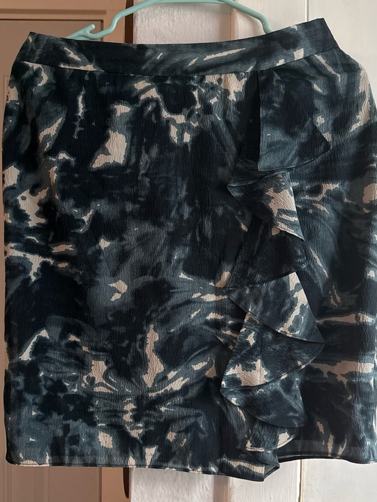 Ann Taylor Dresses & Skirts - Ann Taylor Black and Cream Abstract Ruffle Mini Skirt